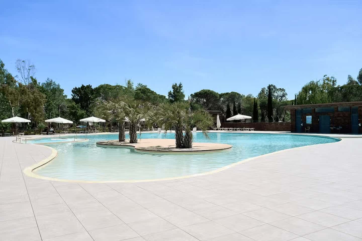 Campeggio con piscina sul mare in Toscana