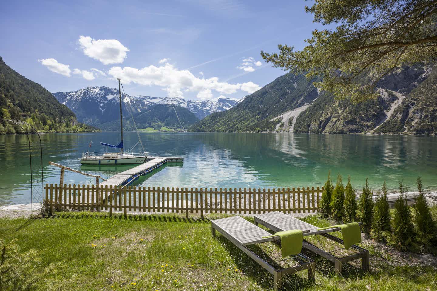 Stacaravans aan een meer in Europa