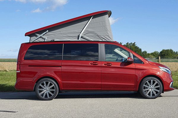 Der Mercedes Marco Polo auf einer Straße.