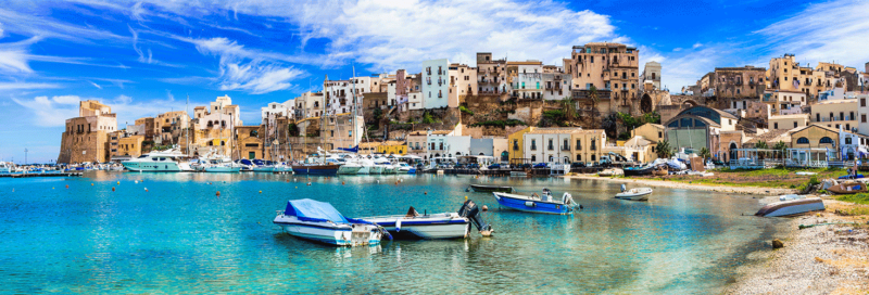 Boote an einem Stand in Italien