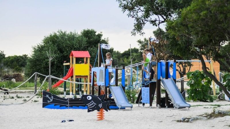 Kinder auf einem Spielplatz.