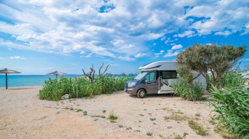 Wohnmobil am Strand der Insel Pag.