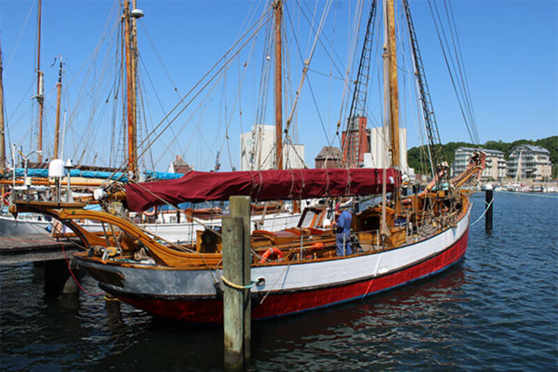 Ein historisches Schiff in der Museumswerft in Flensburg