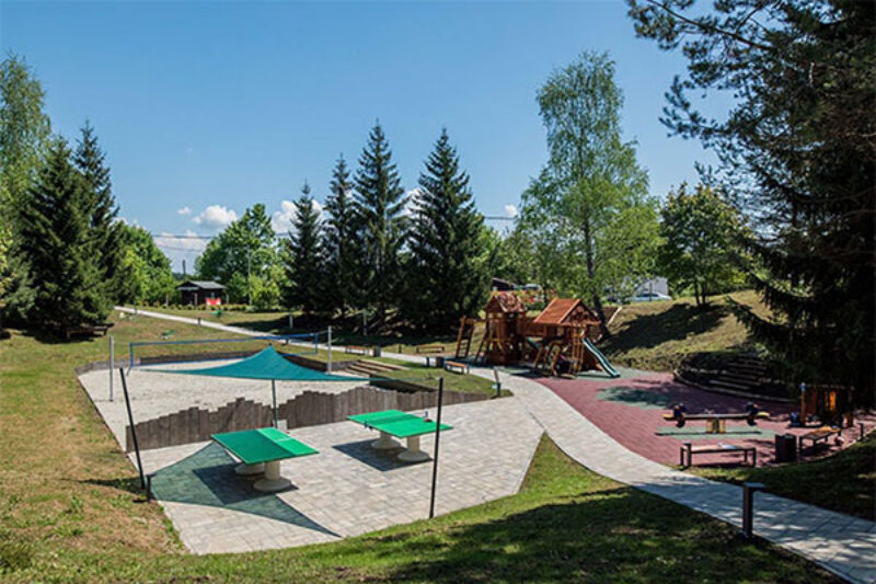 Kinderspielpatz mit Rutsche