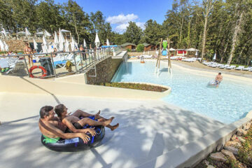 Pool mit Wasserrutsche