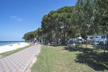 Campin Bi Village mit Blick auf den Strand