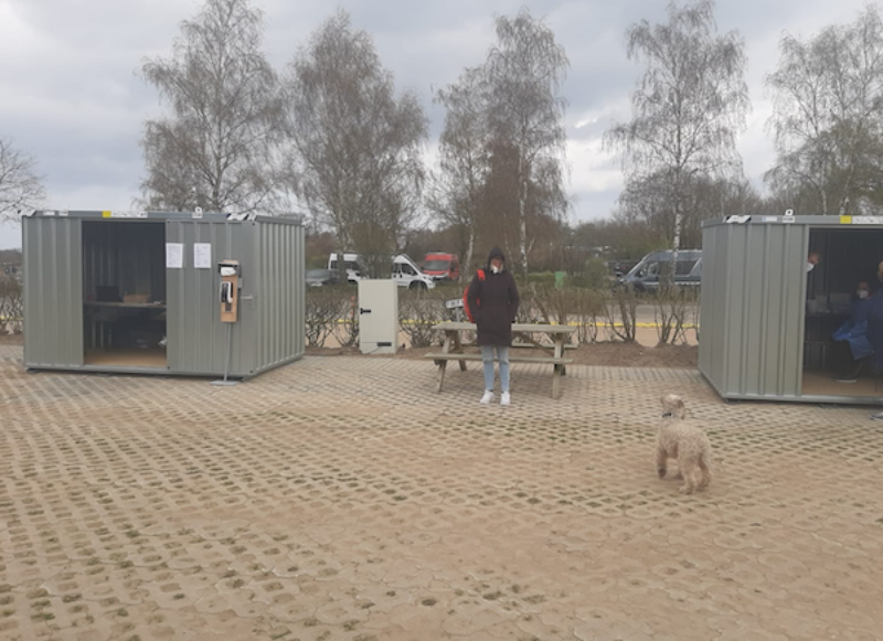 Warten vor dem Corona-Testzentrum bei Ostseecamping Familie Heide