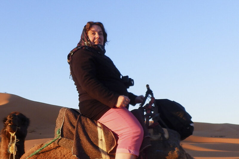 Angelique Joosten beim Kamelreiten