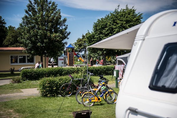 Campingplatz-Am-Hohen-Hagen---Kinderspielplatz-mit-Rutsche-und-Schaukel-auf-dem-Campingplatz.jpg