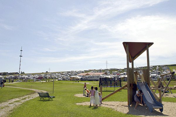 _0008_Vital-Camping-Bayerbach----spielende-Kinder-auf-dem-Spielplatz-vom-Campingplatz-auf-gruener-Wiese.png