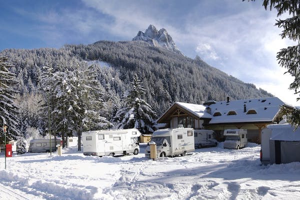Camping-Catinaccio-Rosengarten---Wohnmobile-und-Gebaeude-des-Campingplatzes-im-Winter.jpg