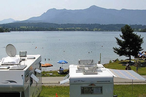 _0006_Camping-Brugger-am-Riegsee-----Wohnwagenstellplatz-vom-Campingplatz-mit-Blick-auf-den-See-und-die-Berge.png