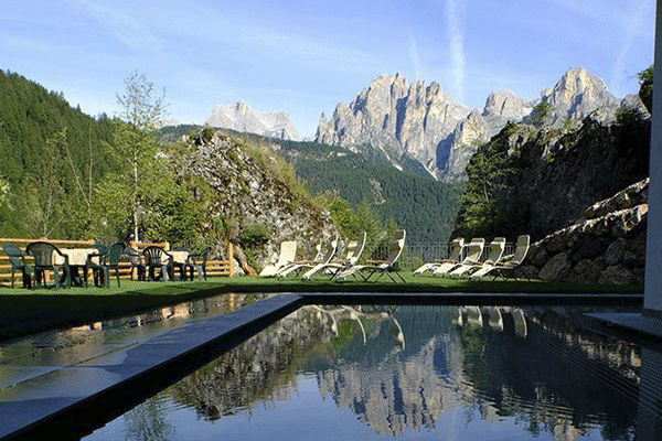 _0005_Vidor-Family-Wellness-Resort-Outdoor-pool-mit-Blick-auf-die-Berge-auf-dem-Campingplatz.png