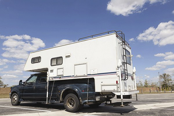 pick-up-camper-auf-einem-parkplatz.png