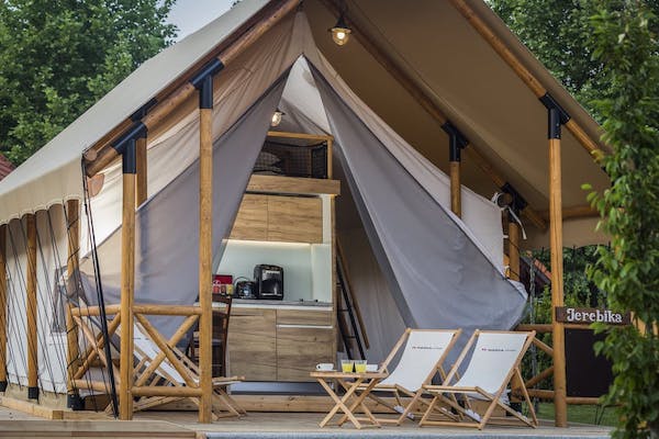 Vale-Para-so-Natur-Park-----Mobilheim-vom-Campingplatz-mit-Liegestuehlen-auf-der-Veranda.jpg