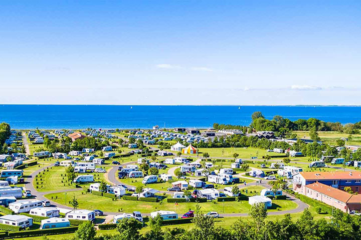 Insel-Camp-Fehmarn---Luftaufnahme-vom-Campingplatz-auf-der-Insel-Fehmarn-an-der-Ostsee.jpg