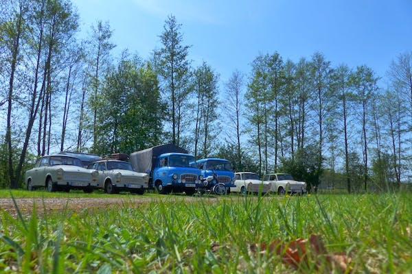ErlebnisCamping-Lausitz-Trabis-und-DDR-Lastwagen-auf-dem-Campingplatz.jpg