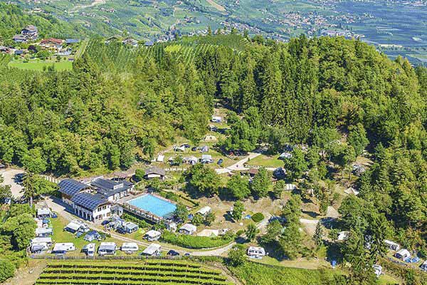 _0003_Alpinfitness-Waldcamping-Voellan-Uebersicht-auf-das-gesamte-Campingplatz-Gelaende.png