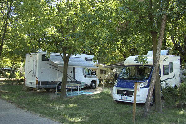 top10italien_0007_Camping-Sabbiadoro-----Stellplatz-vom-Campingplatz-im-Gruenen.png