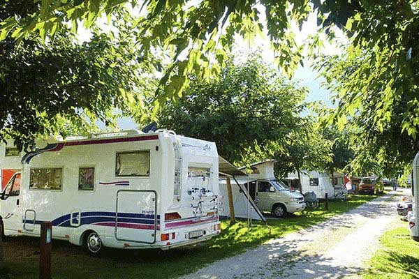 _0006_Naturcaravanpark-Tisens----Wohnwagen--und-Zeltstellplatz--zwischen-Baeumen-auf-dem-Campingplatz.png