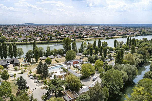 _0000_Camping-International---Campingplatz-Luftaufnahme-mit-Blick-auf-Paris.png