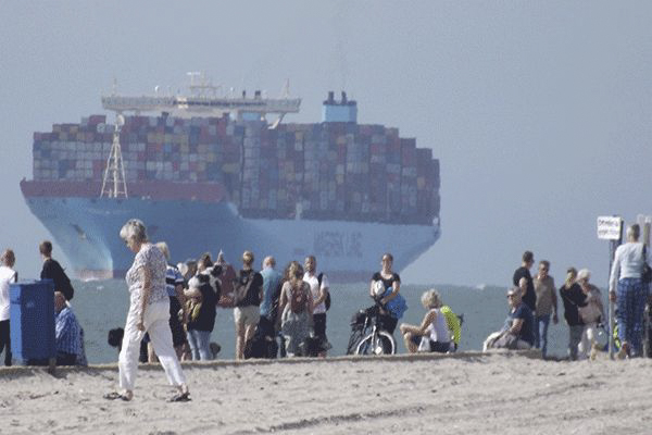 container-schiff-mit-beobachtern-am-strand.png