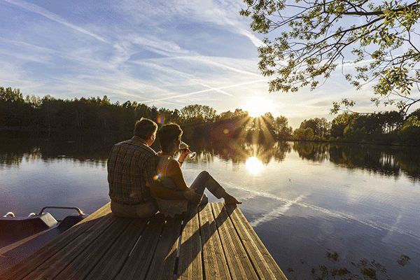 _0000_Camping-Waldsee-Gaeste-auf-dem-Steeg-am-See-im-Sonnenuntergang-beim-Campingplatz.png