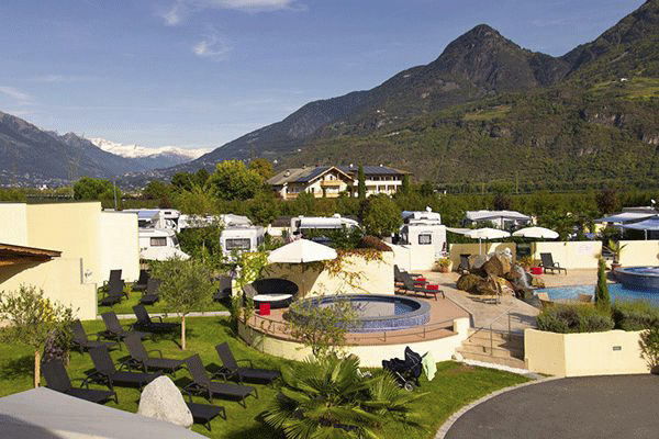 _0007_Geniesser----Comfortcamping-Schlosshof---Pool--Jacuzzi--Liegestuehlen-und-Sonnenschirmen-auf-dem-Campingplatz-mit-.png