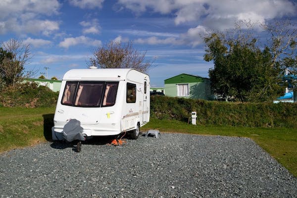 Tencreek-Holiday-Park-Wohnwagenstellplatz-auf-dem-Campinggelaende.jpg