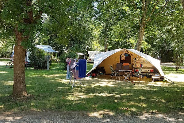 Camping-de-l--Ilot-----Wohnwagen--und-Zeltstellplatz-vom-Campingplatz-auf-gruener-Wiese.jpg