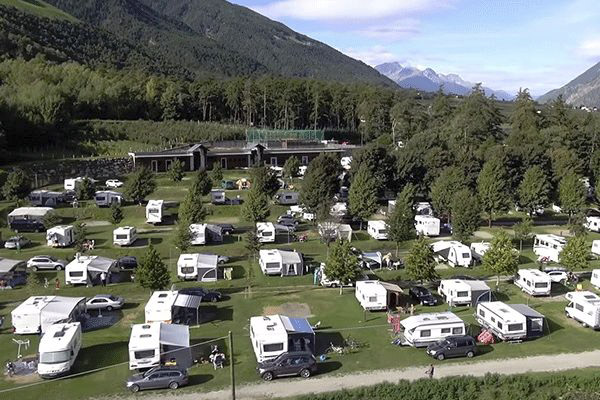 _0004_Waldcamping-Naturns-Campingplatz-aus-der-Vogelperspektive.png