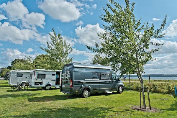 Husodde-Camping-Wohnmobilstellplatz-am-Meer-auf-dem-Campingplatz.jpg