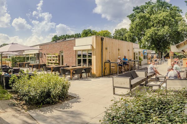 Vakantiepark-Moelke-Restaurant-Terrasse-im-Gruenen-auf-dem-Campingplatz.jpg