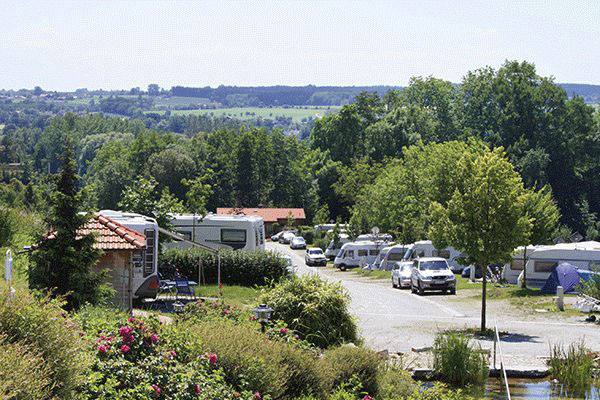 _0002_Kur----Feriencamping-Holmernhof-s-Dreiquellenbad-----Blick-auf-den-Campingplatz-im-Gruenen.png