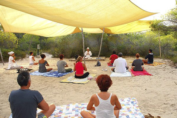top10italien_0002_Camping-Riva-di-Ugento---Gaeste-entspannen-beim-Yoga-im-Schatten-am-Strand.png