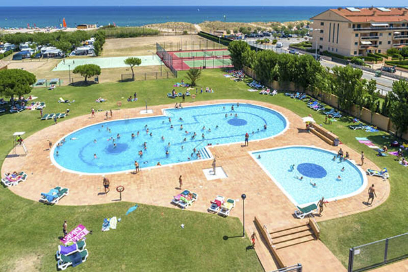 Camping Playa Brava Pool und Sportanlage aus der Vogelperspektive