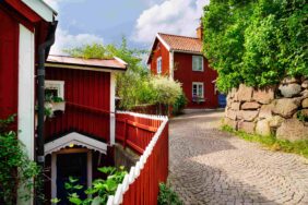 Småland, das kleine Land, ist wildromantisch mit schönen Seen, Wäldern und den roten Holzhäusern. Ein Familienparadies voller Abenteuer. Lasst euch von Astrid und Michel so richtig verzaubern.