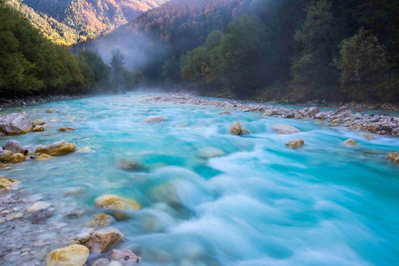 Der malerische Smaragdfluß Soča entspringt im höchsten Gebirgspass Sloweniens, dem Vršič-Pass, und windet sich durch den gesamten Nationalpark.