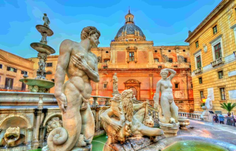 Fontana Pretorian mit schönen Statuen in Palermo, Italien