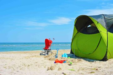 Zelt und Babysachen auf dem Strand