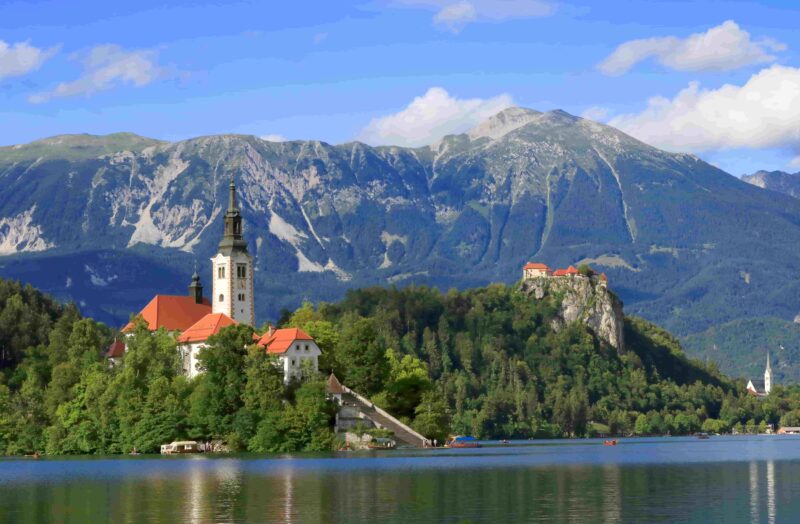 Die kleine Insel Blejski Otok im Bleder See ist vor allem für die hübsche Marienkirche bekannt. Im Hintergrund thront die Burg Bled hoch auf einem Felsen.