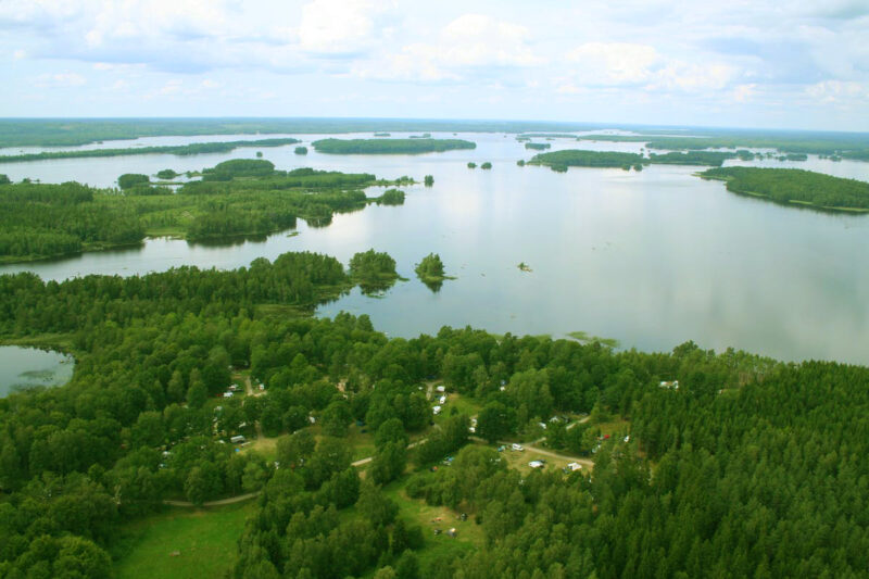 Luftaufnahme vom Campingplatz am See