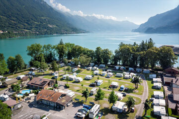 Blick auf Gelände vom Campingplatz am Brienzersee aus der Vogelperspektive - TCS Camping Bönigen-Interlaken