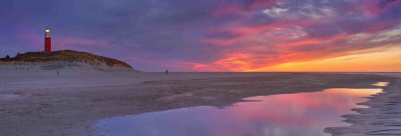 Dünen und Strand bei Sonnenuntergang auf der Insel Texel, Niederlande