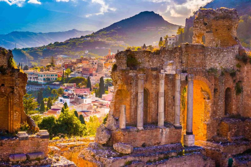 Die Ruinen des Taormina-Theaters bei Sonnenuntergang