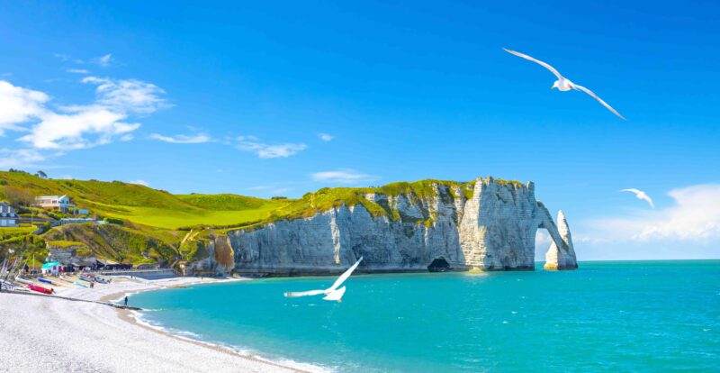 Luftpanorama der Kreidefelsen bei Etretat - Normandie, Frankreich