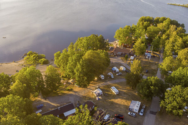 Luftaufnahme vom Campingplatz am Abend