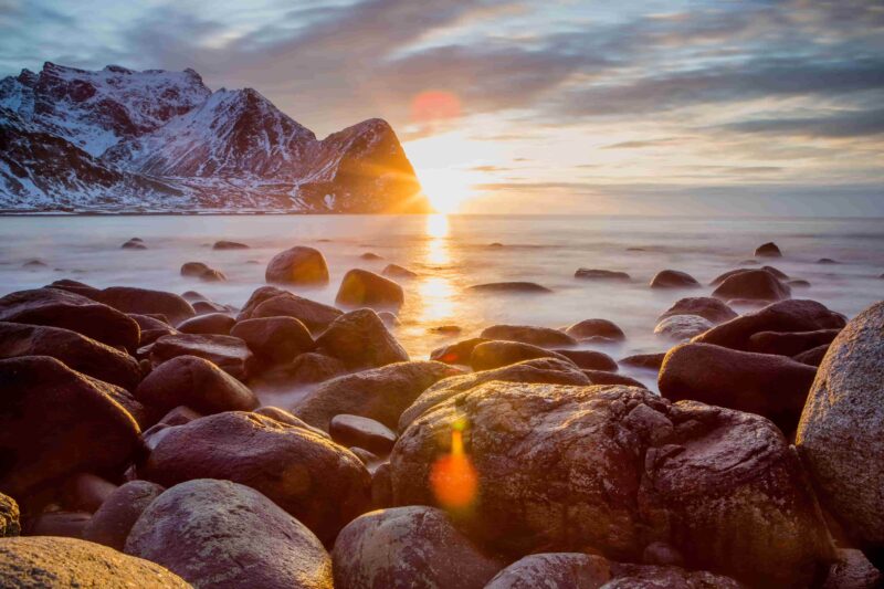 Schöner Sonnenuntergang über den Lofoten, Norwegen