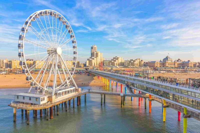 Das Riesenrad am Pier in Scheveningen ragt aus der Skyline heraus