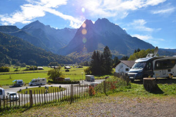 Wohnwagen und Zeltstellplatz vom Campingplatz mit Blick auf die Zugspitze